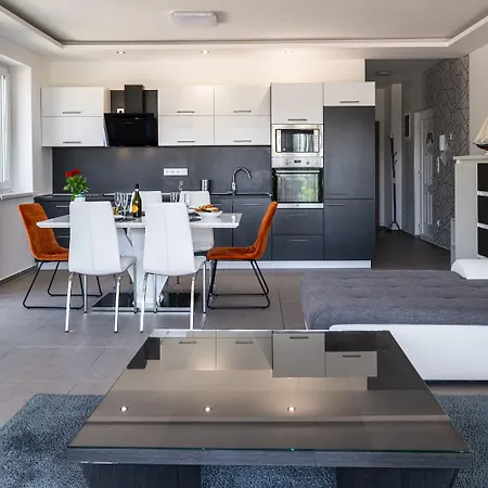 Apartment Ideal Max 6 Person Brand New *
